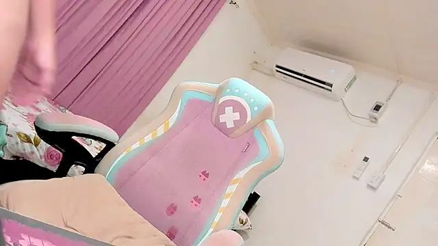 CraveMyCurves webcam