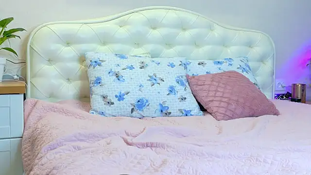 LadySweetWife from StripChat is Freechat