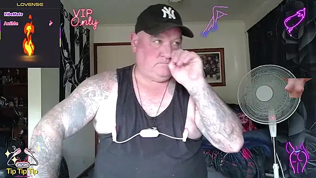 kinkyblueyes69 (M mature) - NAKED TAKE CLOTHES OFF