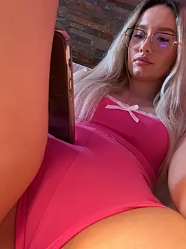 Webcam Model (mollyxxx)  is live.Free join now!