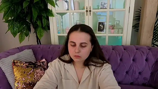 mikafoxy - MikaFoxy's free webcam - UK Sex Cams