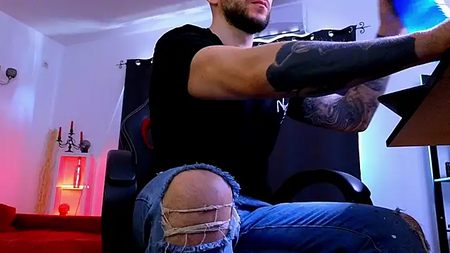 MightyAaron66 live sex cam