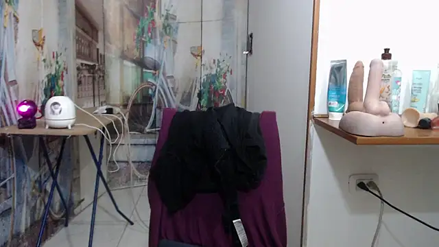 curly_greeneyed webcam