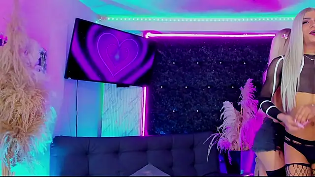 Queens_Wonders_Blonders webcam