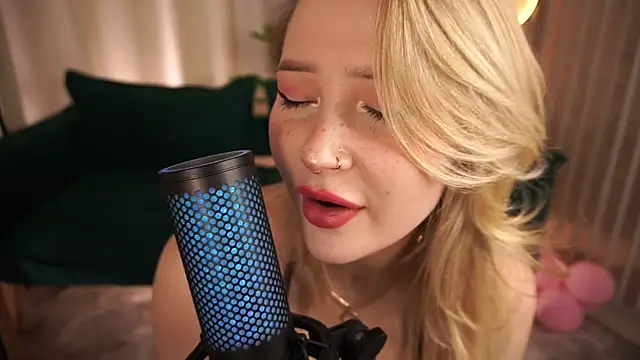 LauraWifeness webcam