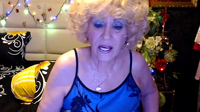 HappyWomanOn webcam