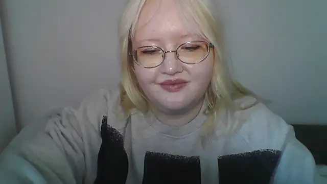 elayne_sweet (F teen) - Slowly run hand through hair