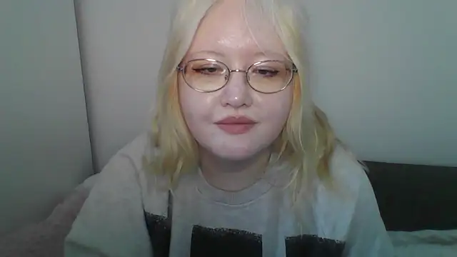 elayne_sweet (F teen) - Slowly run hand through hair