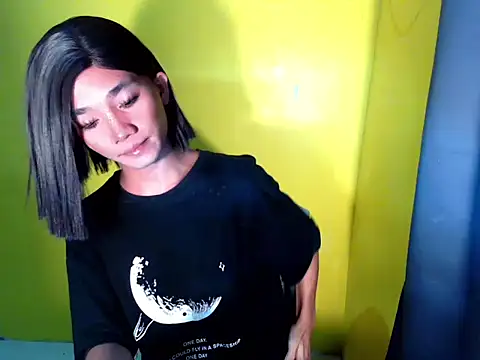 Petite_HugeCock Live Webcam on Stripchat