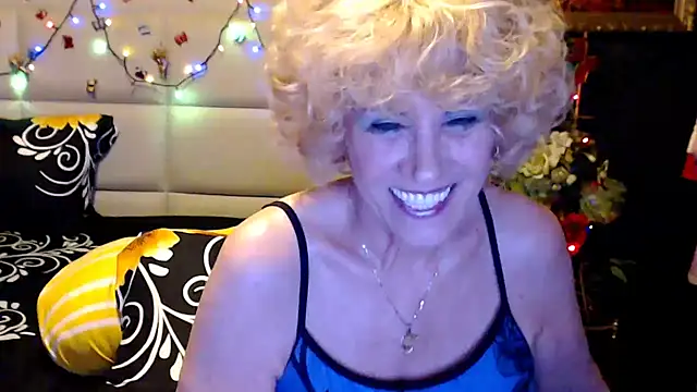 HappyWomanOn webcam