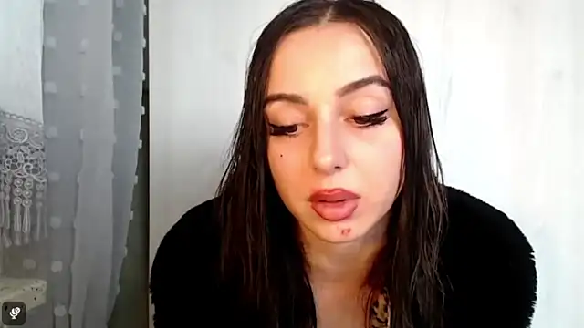 courtneyPerfect webcam