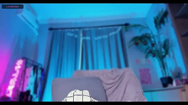 melissatetris (F young) - Squeeze boobs close up and lick them