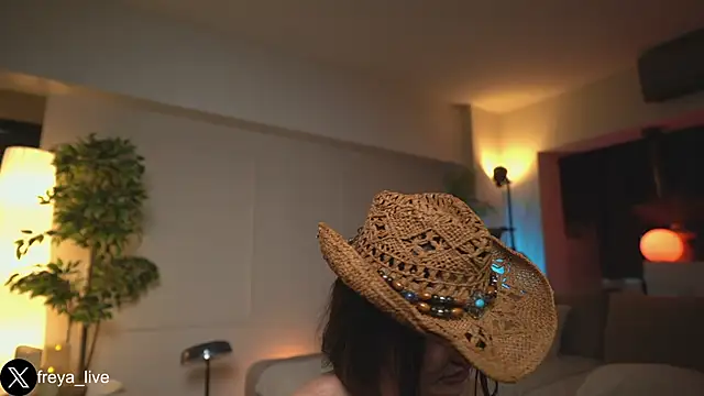 freyacherie (F young) - naked oil teases