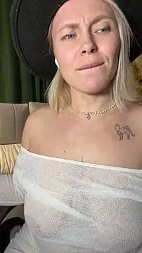 Charming_Daphny webcam