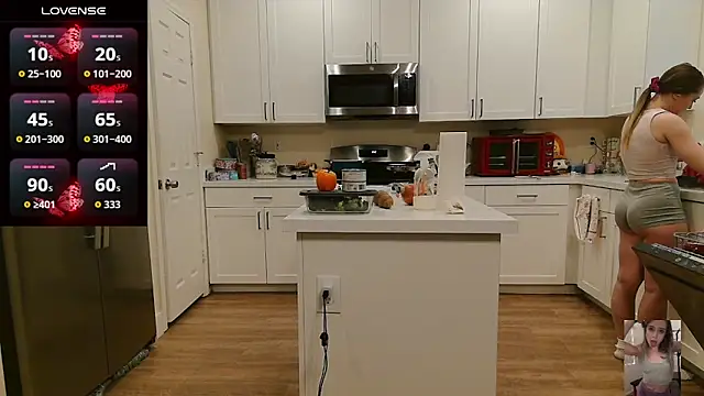 Blondiewithanass webcam