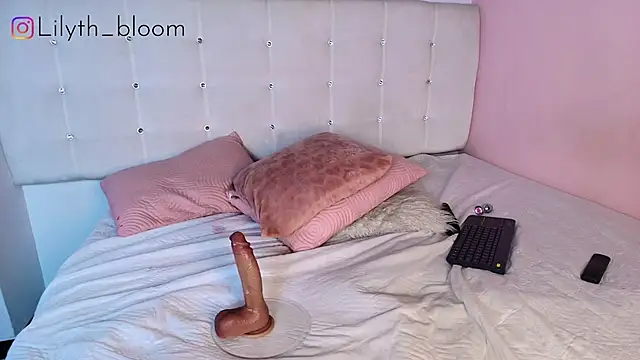 lilyth_bloom webcam