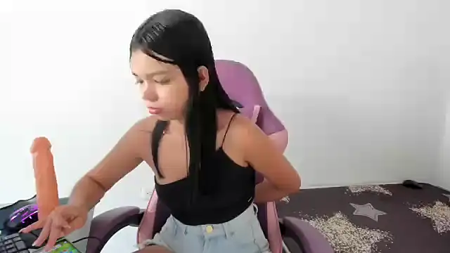shy_luna18 webcam