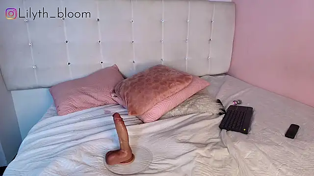 lilyth_bloom webcam