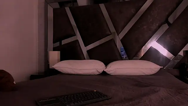 Radiant_Naomi webcam