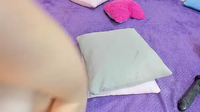 mask_red_girl webcam