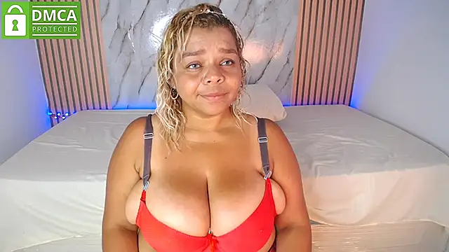 CasieBigtits webcam
