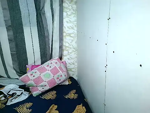 BestCausinEVER2324 webcam