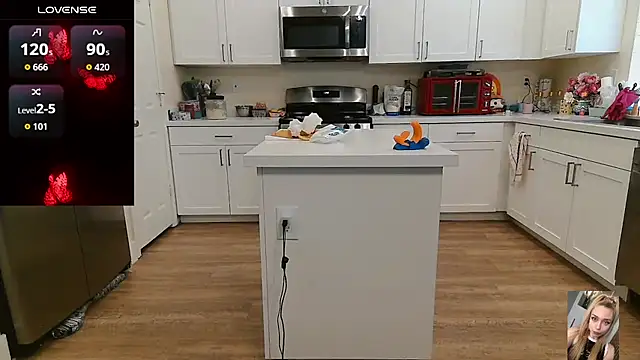 Blondiewithanass webcam