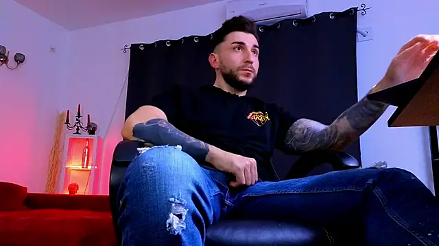 MightyAaron66 live sex cam