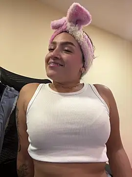 alyha_cortes (F young) - Toy without panties in the office