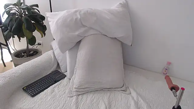 miyessi - MIYESSI's free webcam - UK Sex Cams