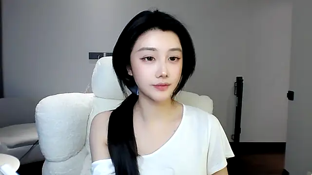 美女MedeLineayr在线直播
