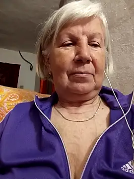 Webcam Model (KlaudiaDarling) is live