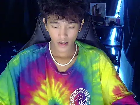 hugekenbigcock - Hugekenbigcock's free webcam - UK Sex Cams