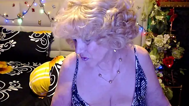 HappyWomanOn webcam