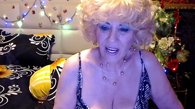 HappyWomanOn webcam