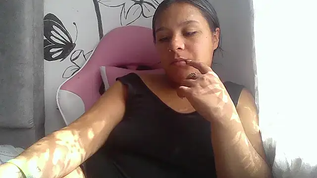 Charis_21 webcam