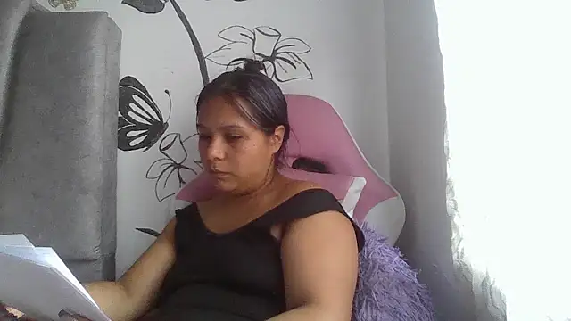 Charis_21 webcam