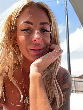 blondiluvsanal webcam