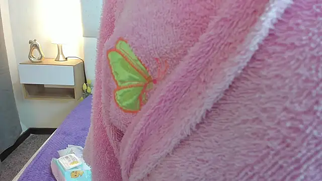 mask_red_girl webcam