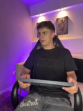 AdrianRinaldi's live cam