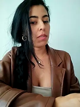 Luianna - Stripchat Cam Model