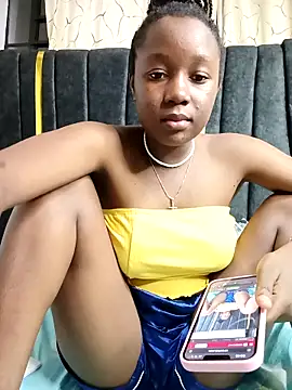 Webcam Model (carenic)  is live.Free join now!