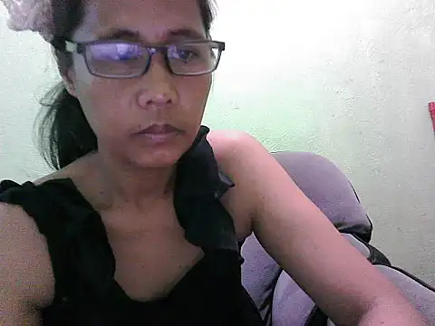 HotLadyPinay32 webcam