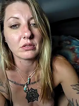 SheIsSomething Live Webcam on Stripchat