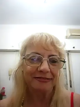 MatureElegantWidow webcam