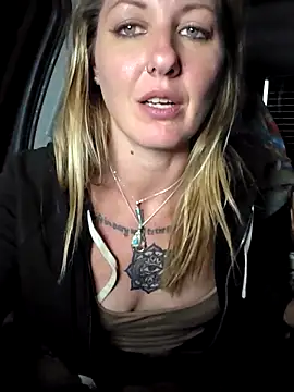 SheIsSomething webcam