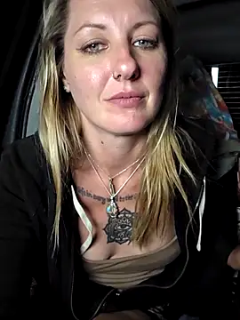 SheIsSomething live sex cam