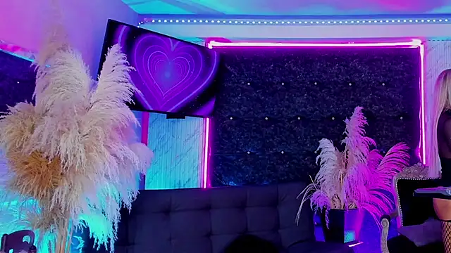 Queens_Wonders_Blonders webcam