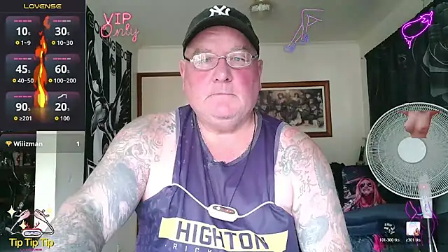 kinkyblueyes69 (M mature) - NAKED TAKE CLOTHES OFF