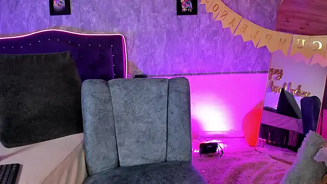 Lauren_smiles webcam